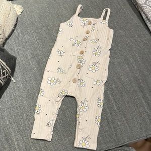✨3 for $15✨ Daisy jumpsuit/romper